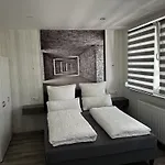 Daire Messe-hotelzimmer-appartements