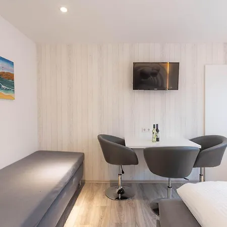 Messe-hotelzimmer-einzimmerappartement شقة *